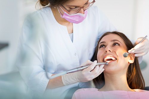 Mondhygiënist tijdens gebitsreiniging bij Tandartspraktijk Zonnelach Rotterdam