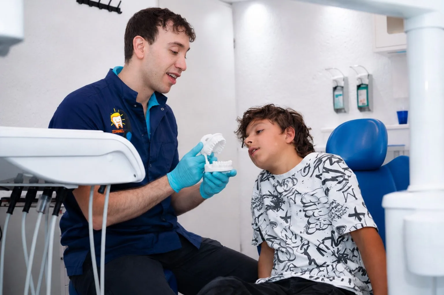 David legt het gebit uit met een tandmodel
