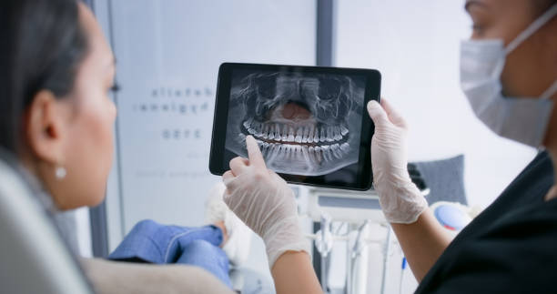 Endodontoloog tijdens wortelkanaalbehandeling onder microscoop bij Zonnelach Rotterdam