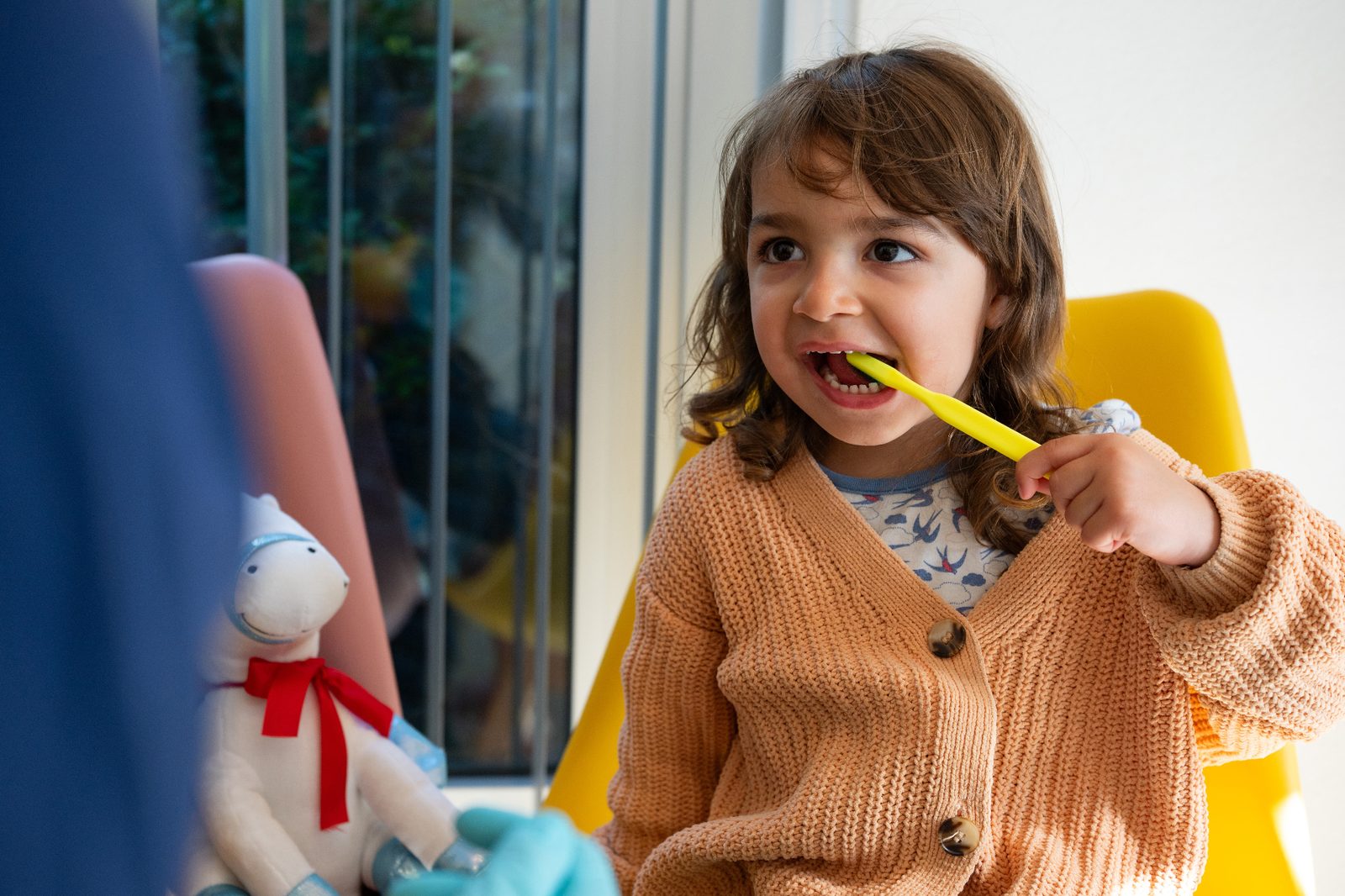 Kindertandarts David met lachend kind bij Zonnelach Rotterdam Zevenkamp